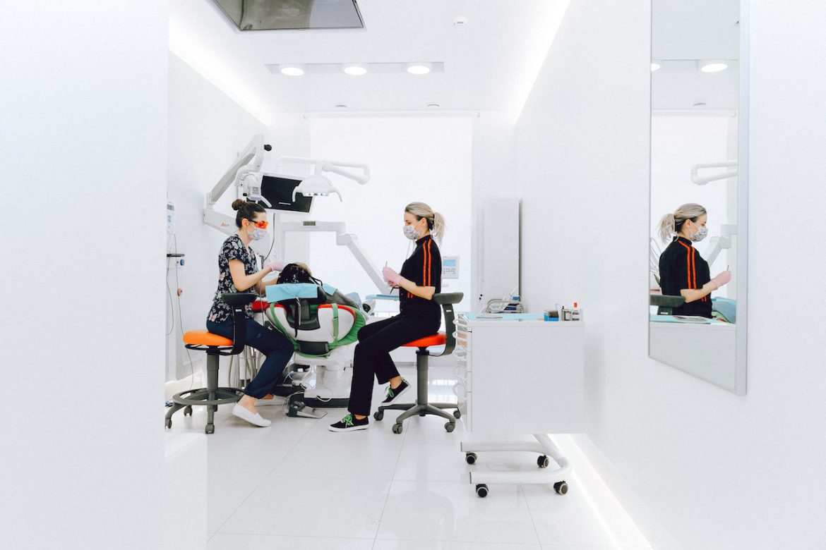 Nowoczesne technologie w stomatologii: oświetlenie, wypełnienia, akcesoria i sprzęt.